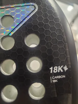 Pala de pádel Nox 18K Carbon.