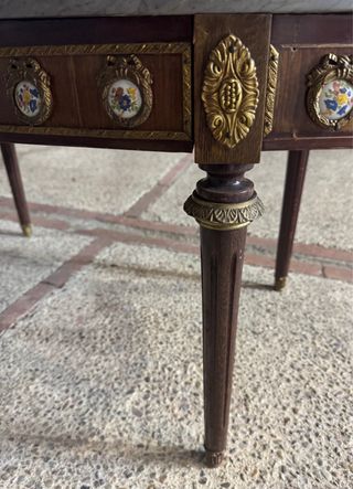 MESA ANTIGUA OVALADA DE MÁRMOL, MADERA Y BRONCE.