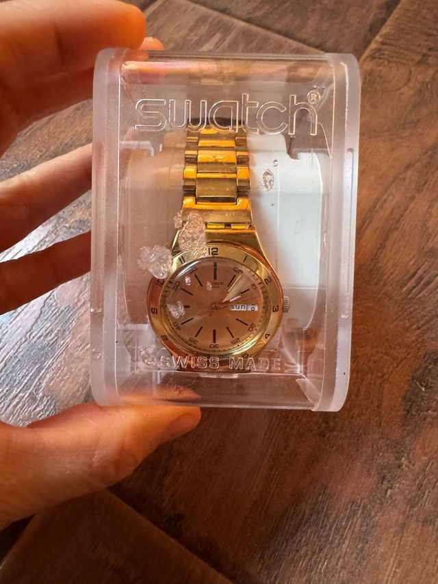Reloj Swatch Dorado