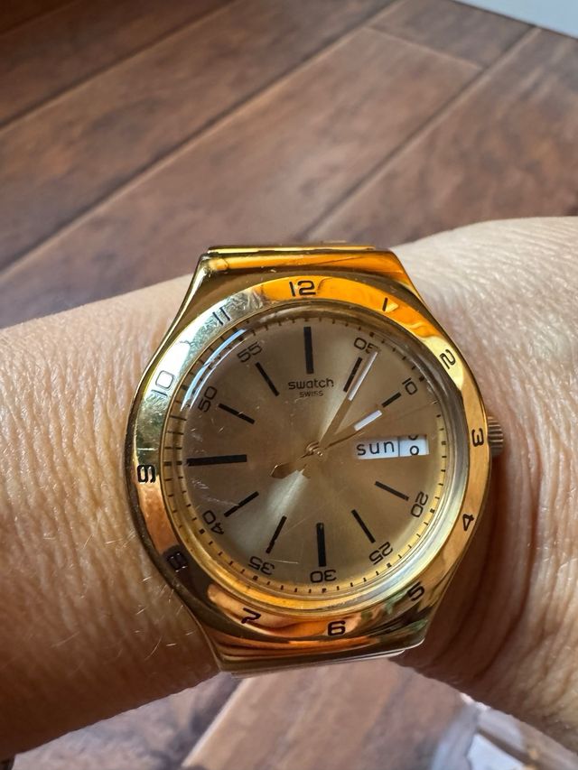 Reloj Swatch Dorado
