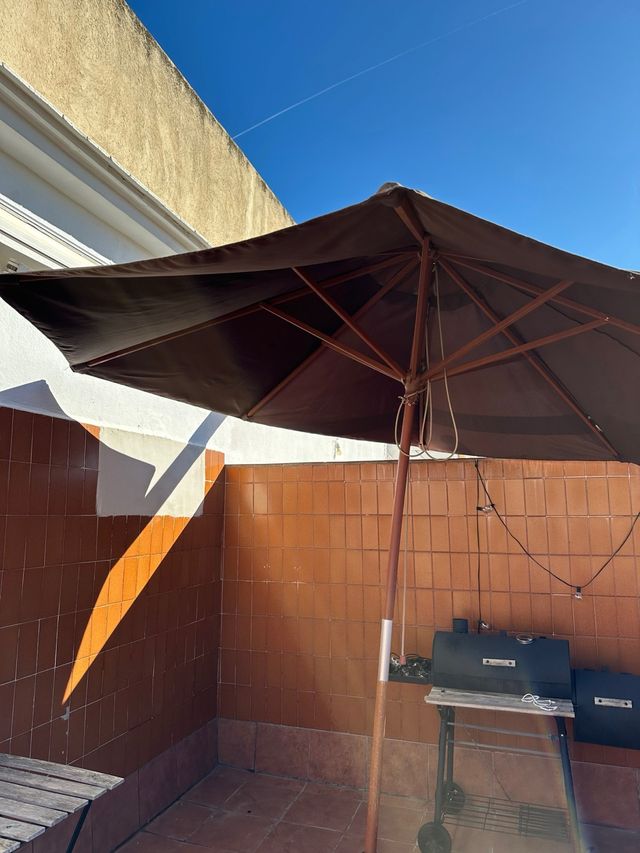 Parasol de tela y madera marrón