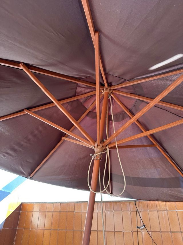 Parasol de tela y madera marrón