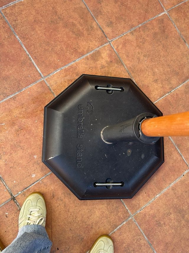 Parasol de tela y madera marrón