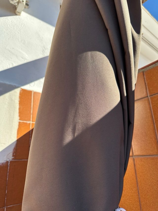 Parasol de tela y madera marrón