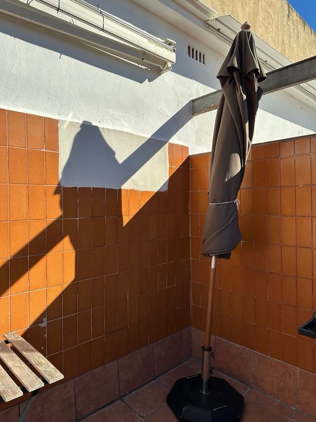 Parasol de tela y madera marrón