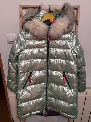 Plumífero verde plateado con capucha