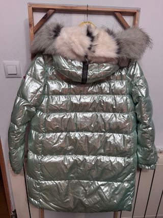 Plumífero verde plateado con capucha