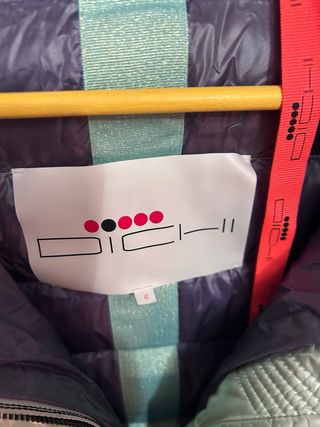 Plumífero verde plateado con capucha