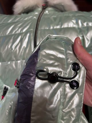 Plumífero verde plateado con capucha