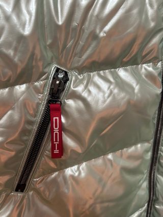 Plumífero verde plateado con capucha