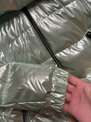 Plumífero verde plateado con capucha