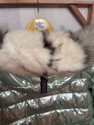 Plumífero verde plateado con capucha