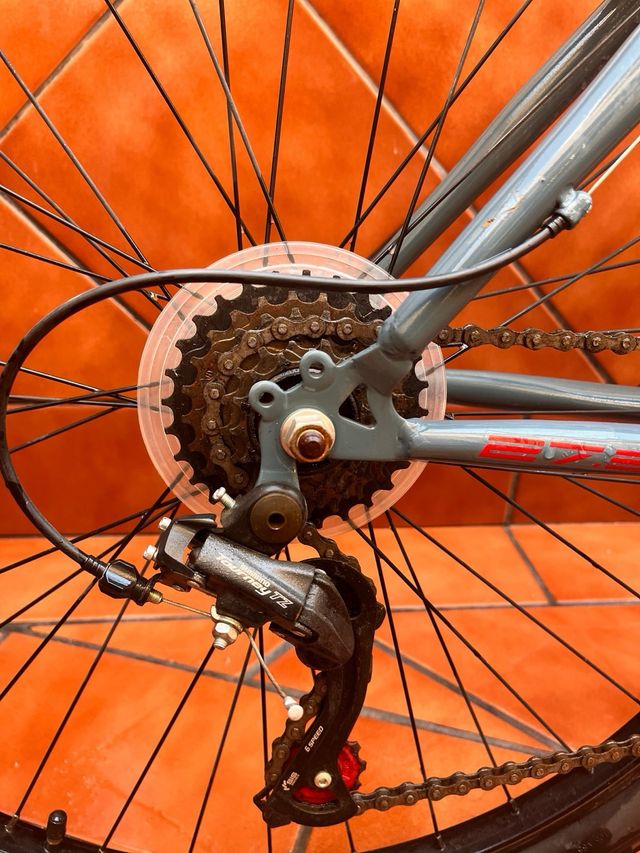 Bicicleta de montaña gris