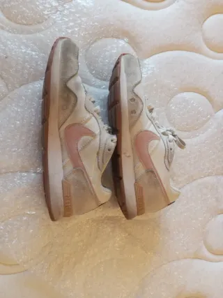 Zapatillas deportivas blanca, rosa y gris