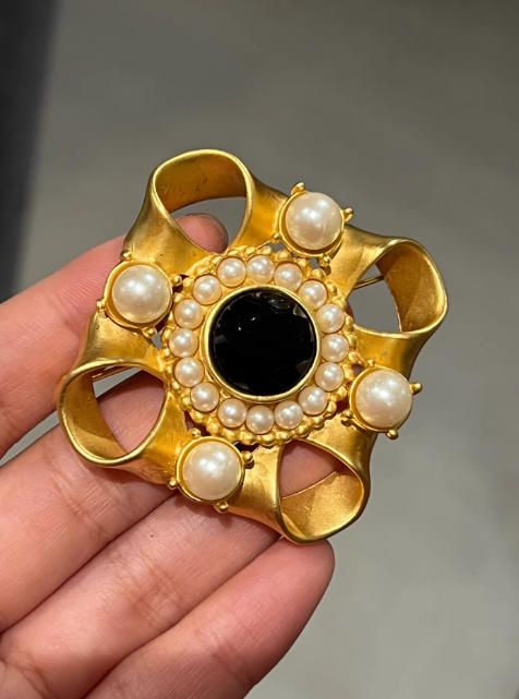 Broche Exquisito Perlas y Piedra Negra