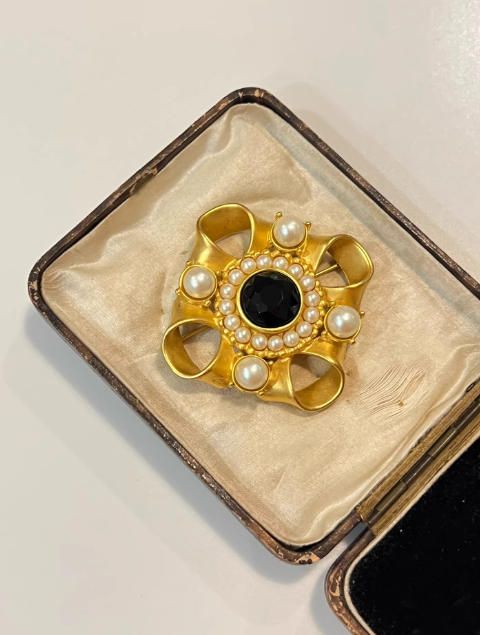 Broche Exquisito Perlas y Piedra Negra