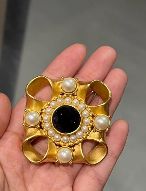 Broche Exquisito Perlas y Piedra Negra