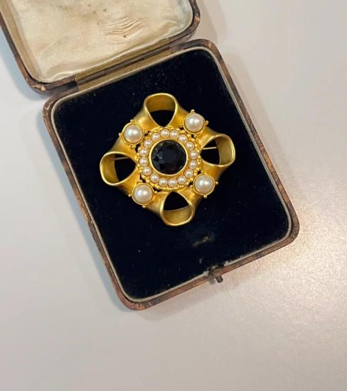 Broche Exquisito Perlas y Piedra Negra