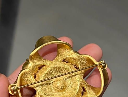 Broche Exquisito Perlas y Piedra Negra