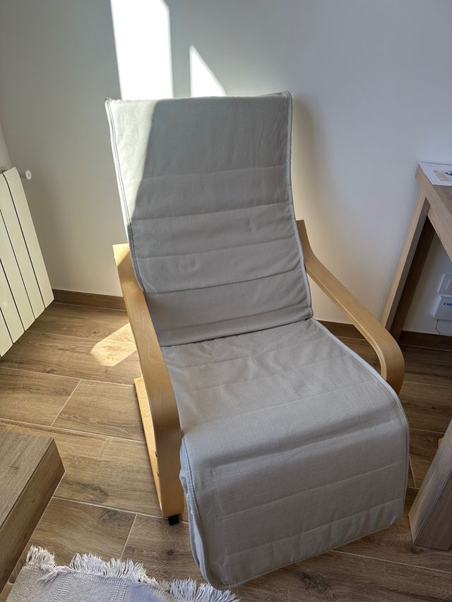 Sillón de tela y madera color beige