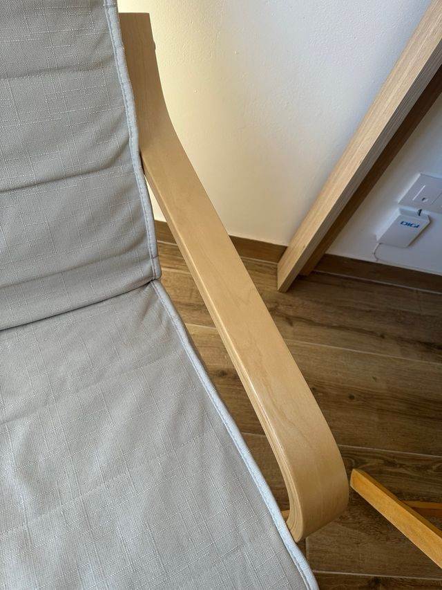 Sillón de tela y madera color beige