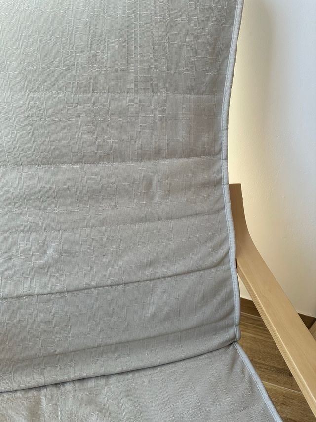 Sillón de tela y madera color beige