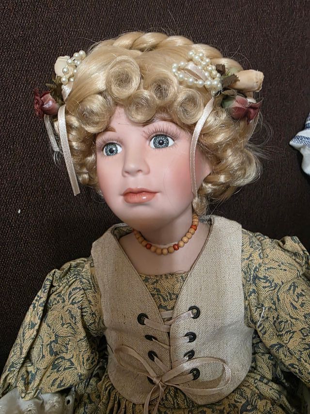 Muñeca de porcelana vintage