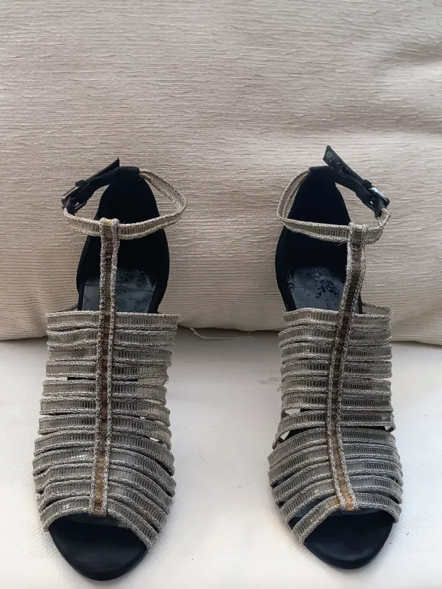 Zapatos de tacón plateados y negros