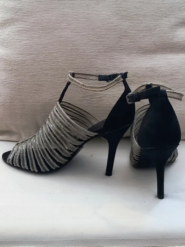 Zapatos de tacón plateados y negros