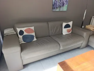 Sofá 3+2 polipiel beige.