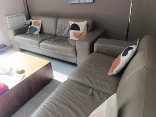 Sofá 3+2 polipiel beige.