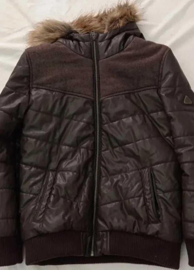 Plumífero niño marrón con capucha