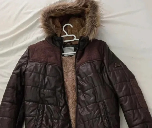 Plumífero niño marrón con capucha