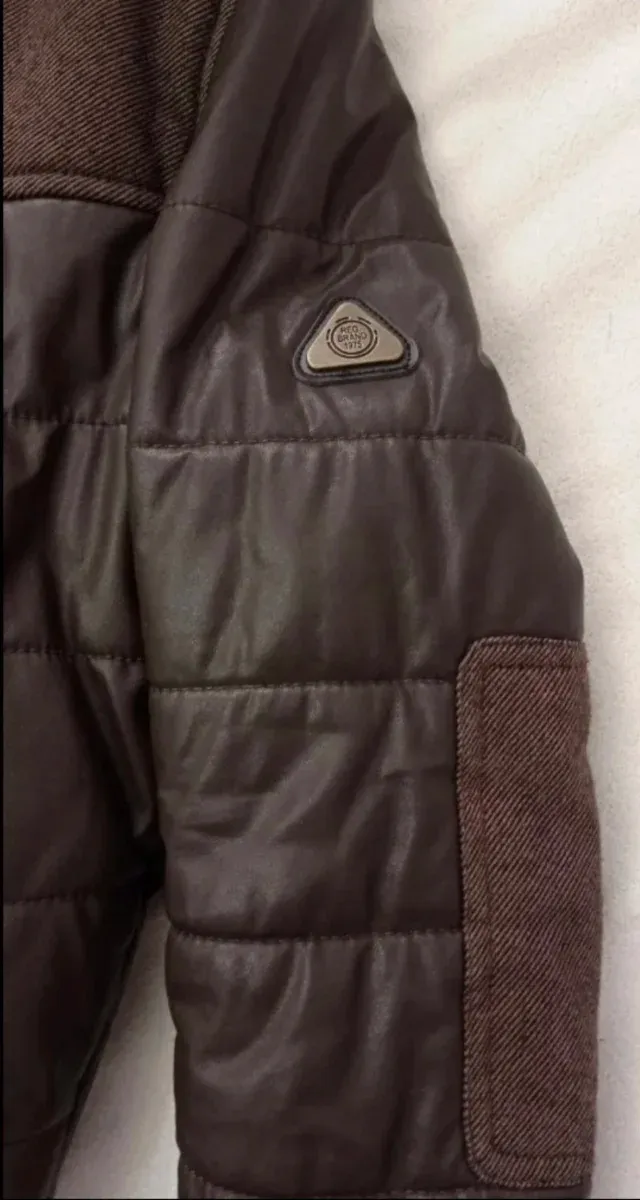 Plumífero niño marrón con capucha