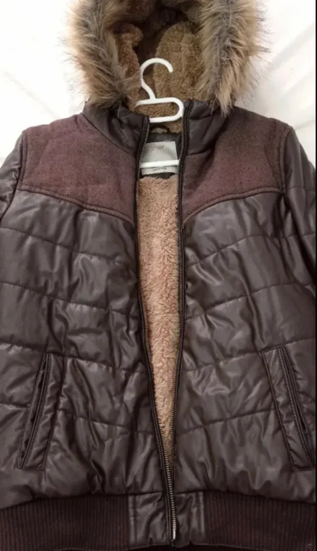 Plumífero niño marrón con capucha