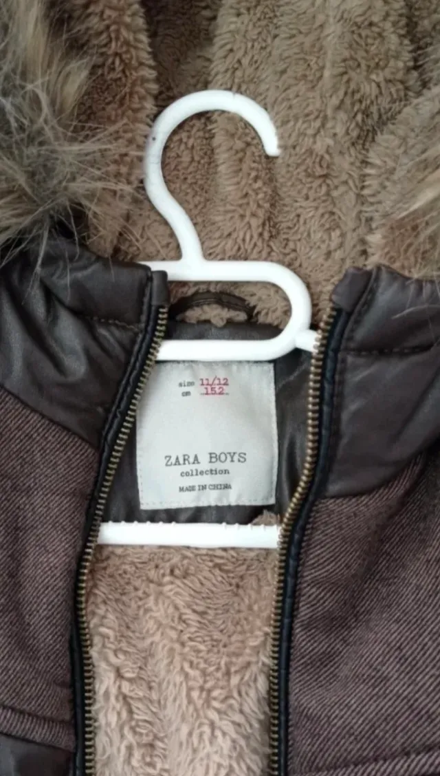 Plumífero niño marrón con capucha