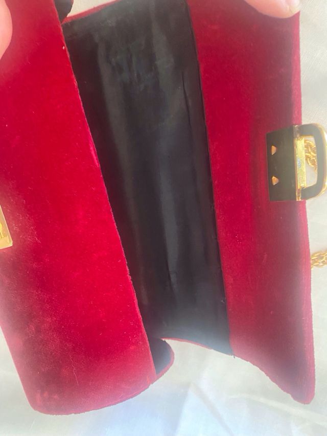Bolso de terciopelo rojo con cadena dorada