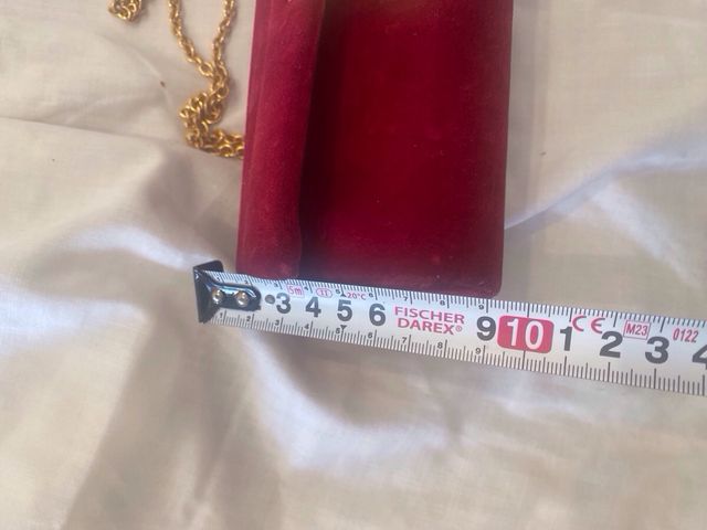 Bolso de terciopelo rojo con cadena dorada