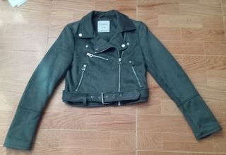 Cazadora mujer Pull&Bear de antelina forrada. Gris