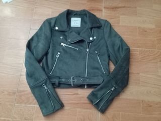 Cazadora mujer Pull&Bear de antelina forrada. Gris