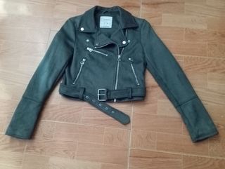 Cazadora mujer Pull&Bear de antelina forrada. Gris