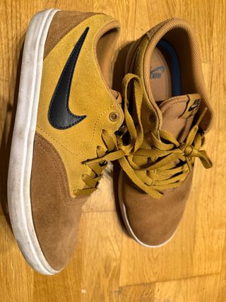 Zapatillas Nike Marrones y Amarillas