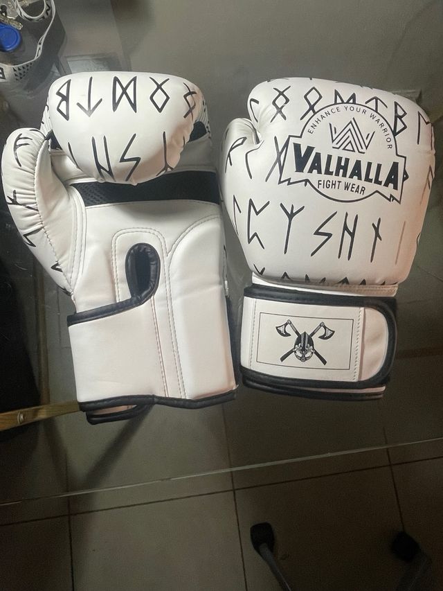 Guantes de boxeo Valhalla con runas de 12 oz