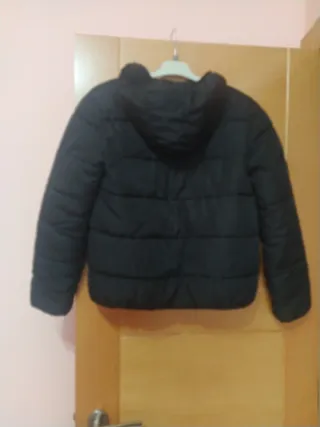 Cazadora negra acolchada con capucha talla 158/164