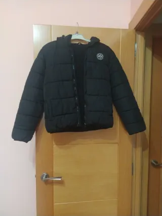 Cazadora negra acolchada con capucha talla 158/164