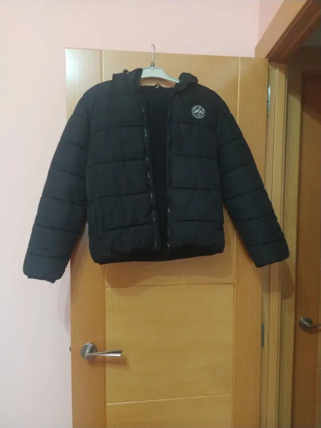 Cazadora negra acolchada con capucha talla 158/164