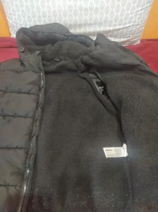 Cazadora negra acolchada con capucha talla 158/164