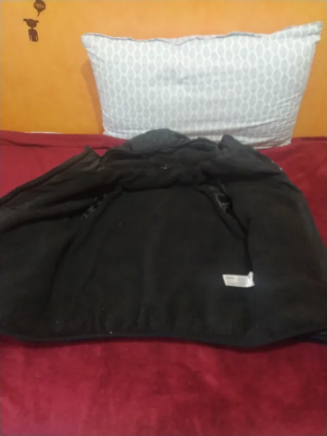 Cazadora negra acolchada con capucha talla 158/164