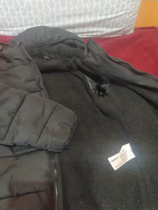 Cazadora negra acolchada con capucha talla 158/164