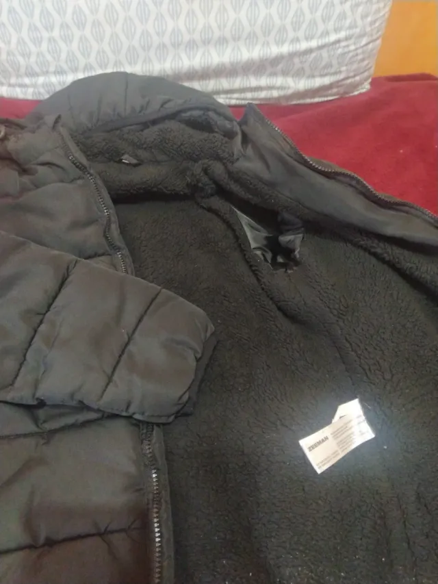 Cazadora negra acolchada con capucha talla 158/164